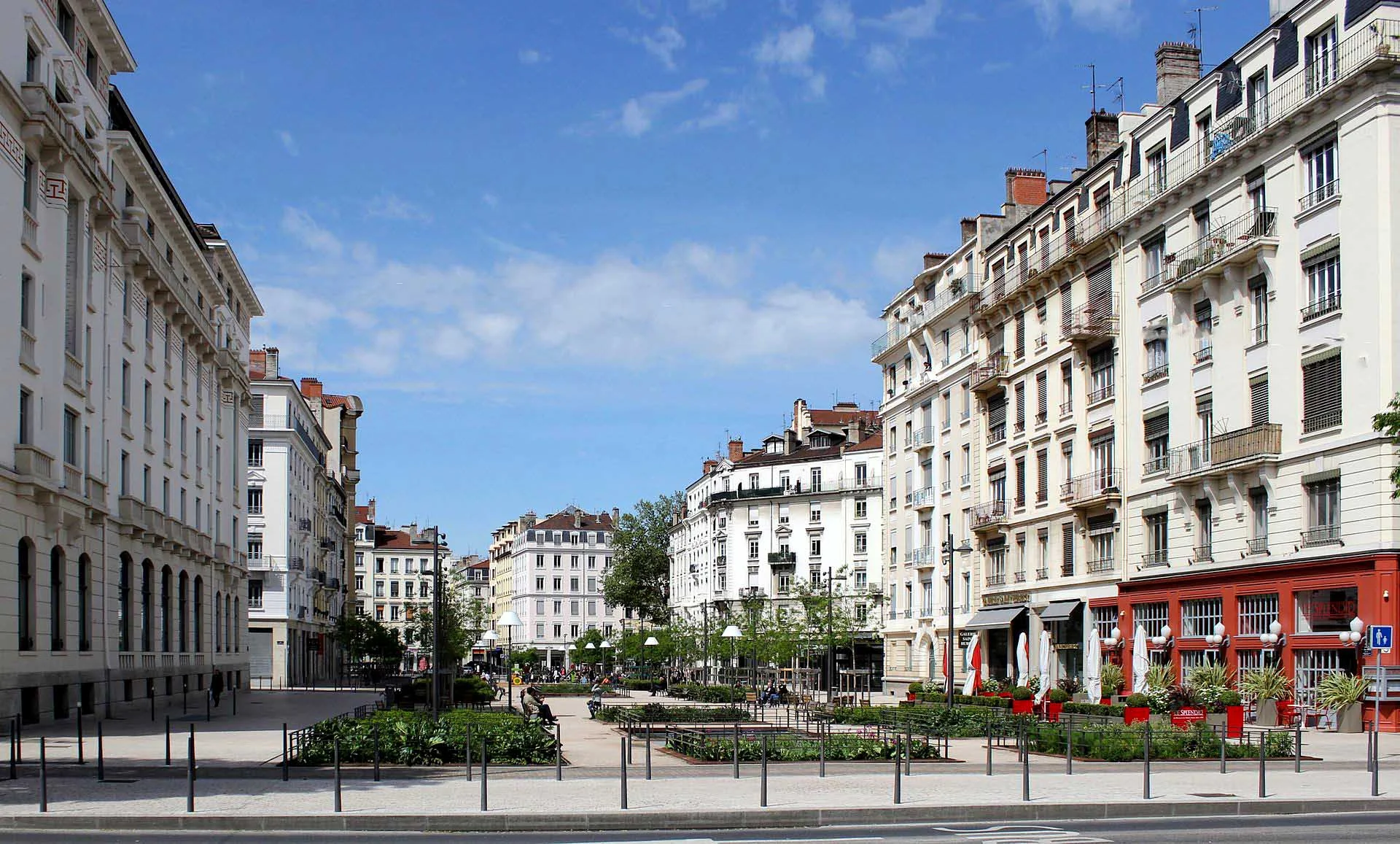 Lyon. Face à la gare des Brotteaux, la place Général Brosset. L’un des immeubles abritant l’appartement de Cornélia.