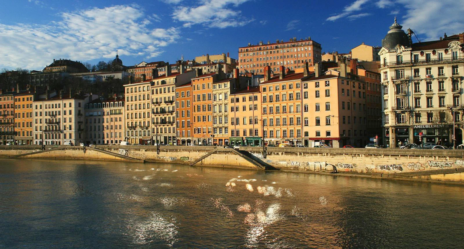 Lyon. Les quais de Saône. Les immeubles en couleurs.