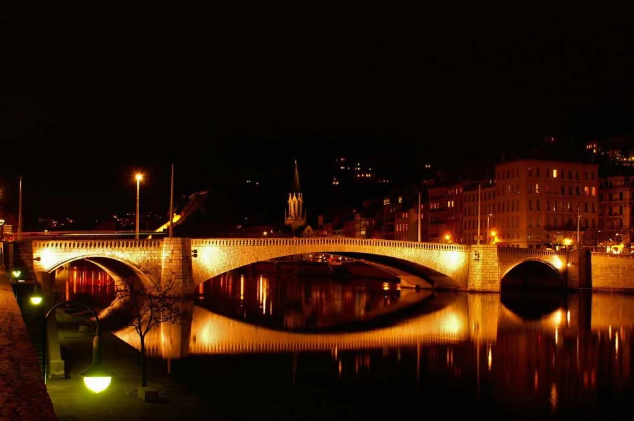 Lyon. Les quais de Saône. Le pont Bonaparte de nuit.