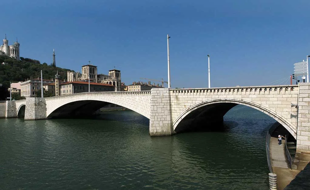 Lyon. Les quais de Saône. Le pont Bonaparte.