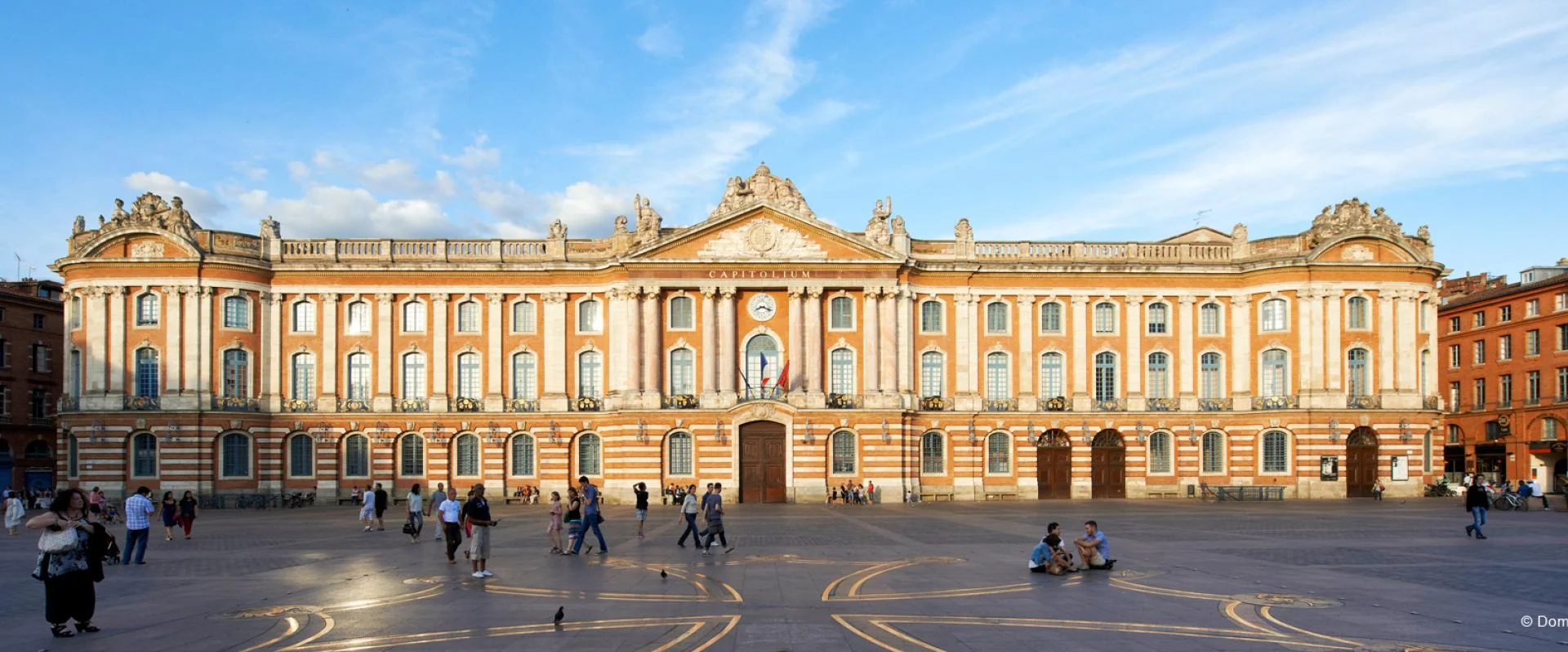 Toulouse. Le Capitole et la place éponyme.