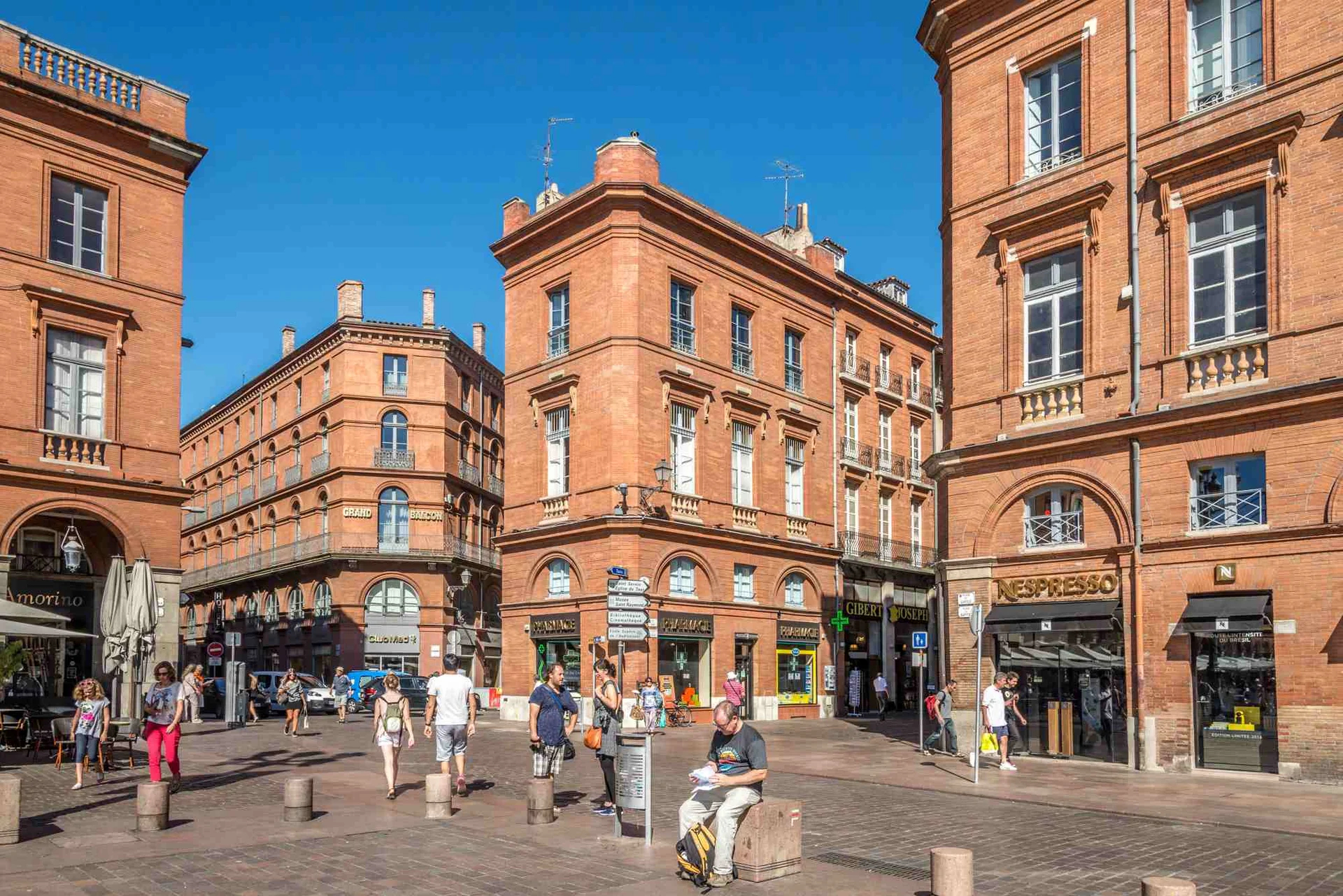 Toulouse. Place du Capitole. Carrefour avec la rue du Taur (à droite).
