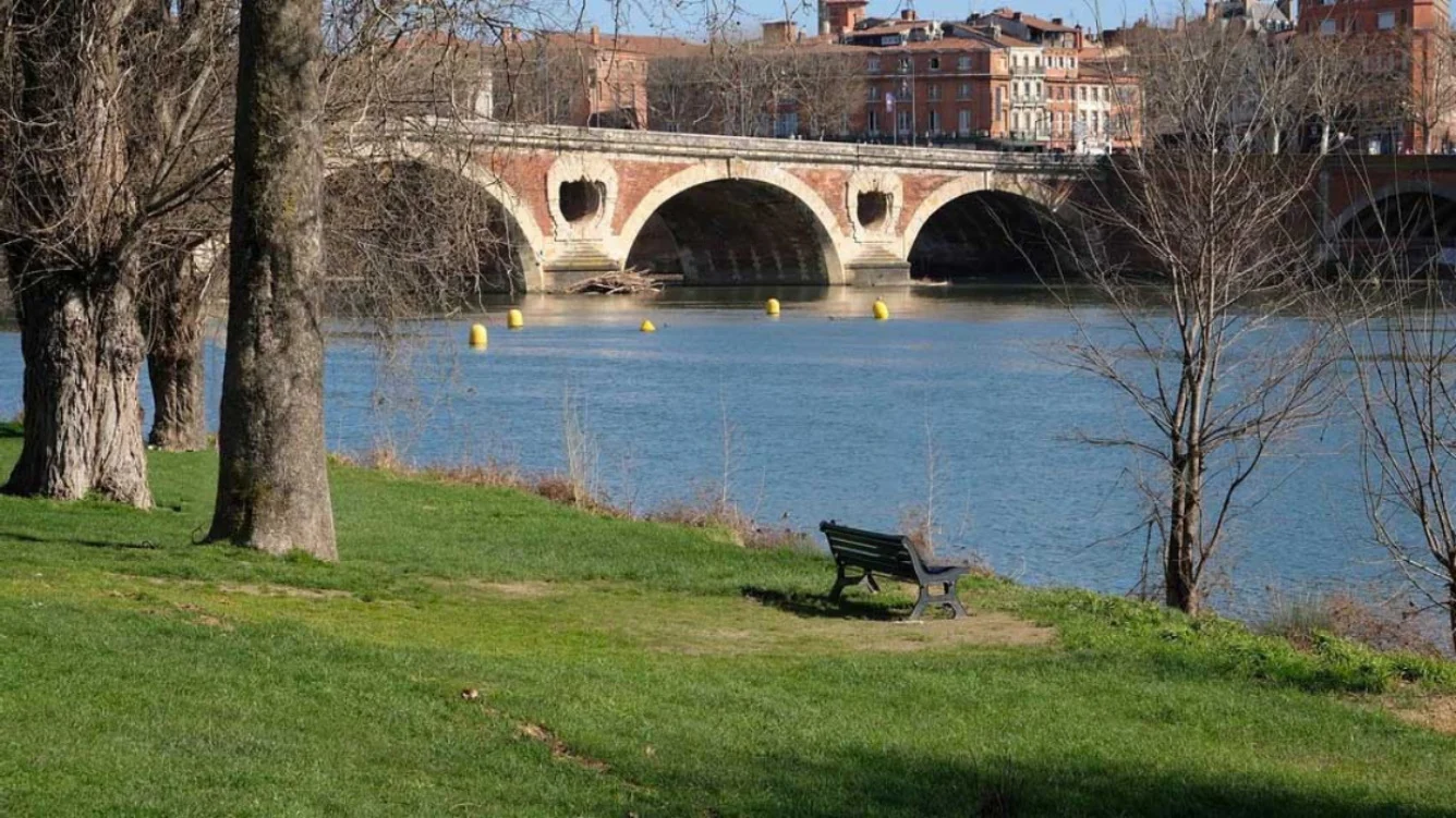 Toulouse. La plaine des Filtres. Vue sur la Garonne et le Pont Neuf.