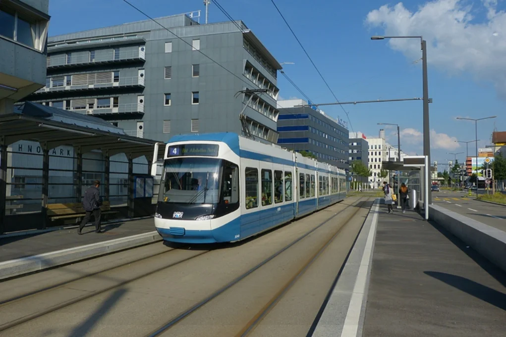 Zurich. Le tramway le long de la Hardturmstrasse.