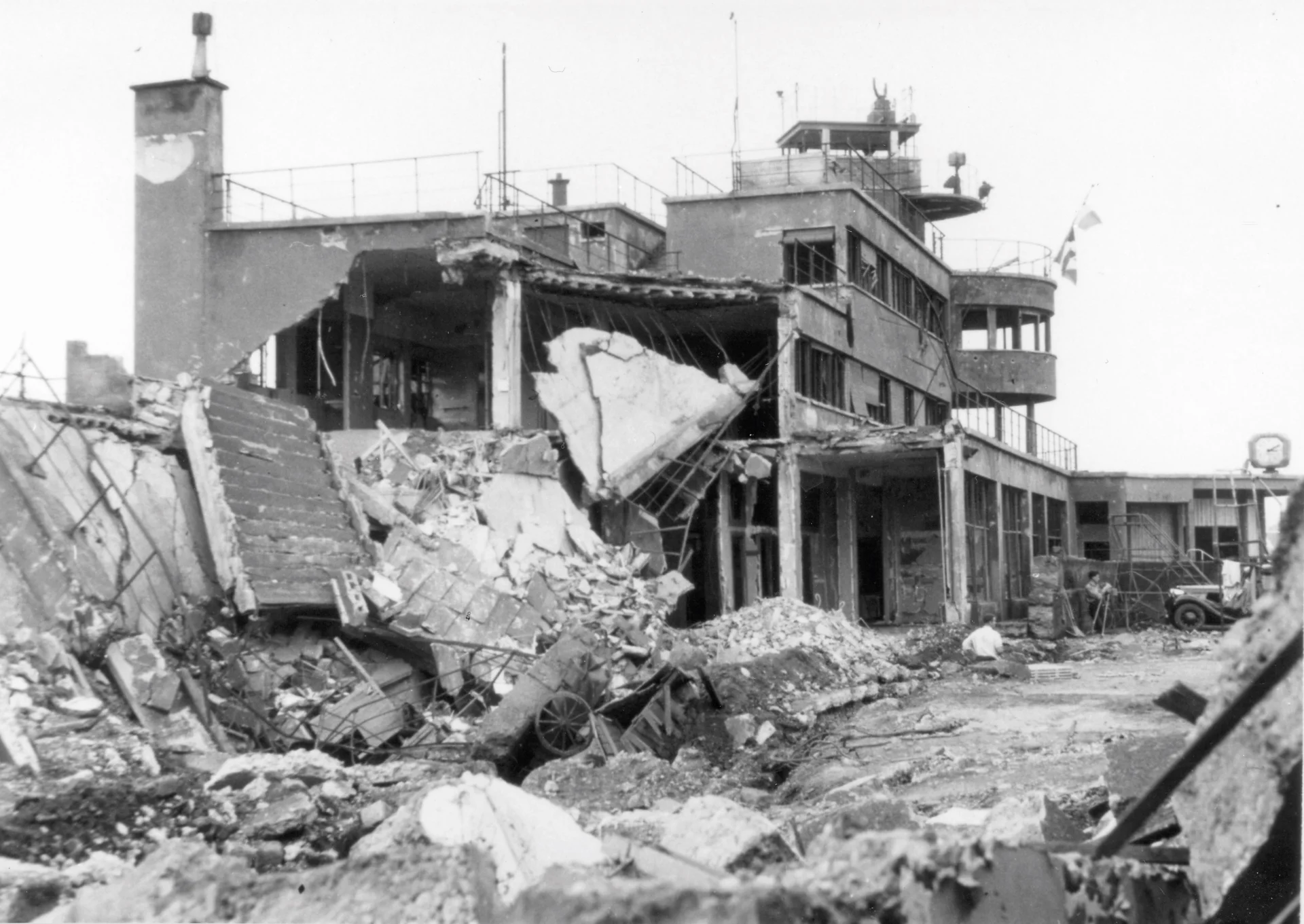 Avril 1944. L’aérodrome de Bron après le bombardement 1.