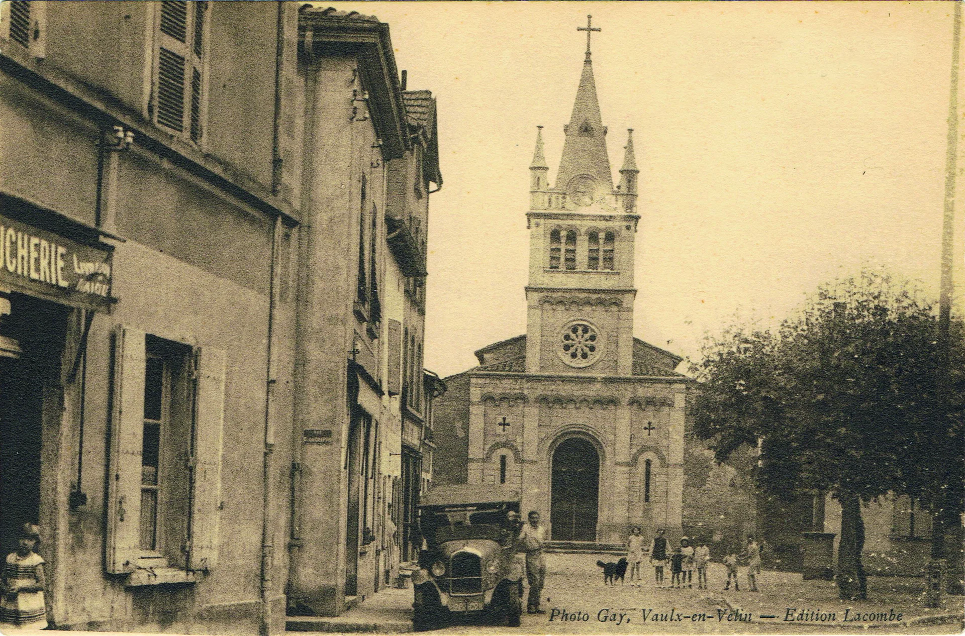 Décembre 1943. Place de l’église dans les années 30.