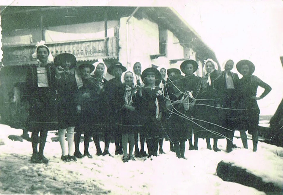 Février 1944. Carnaval à Granier sous la neige.