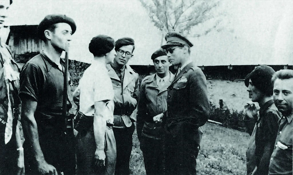 Juillet-août 1944. Le colonnel Peter Ortiz avec les Maquisards.