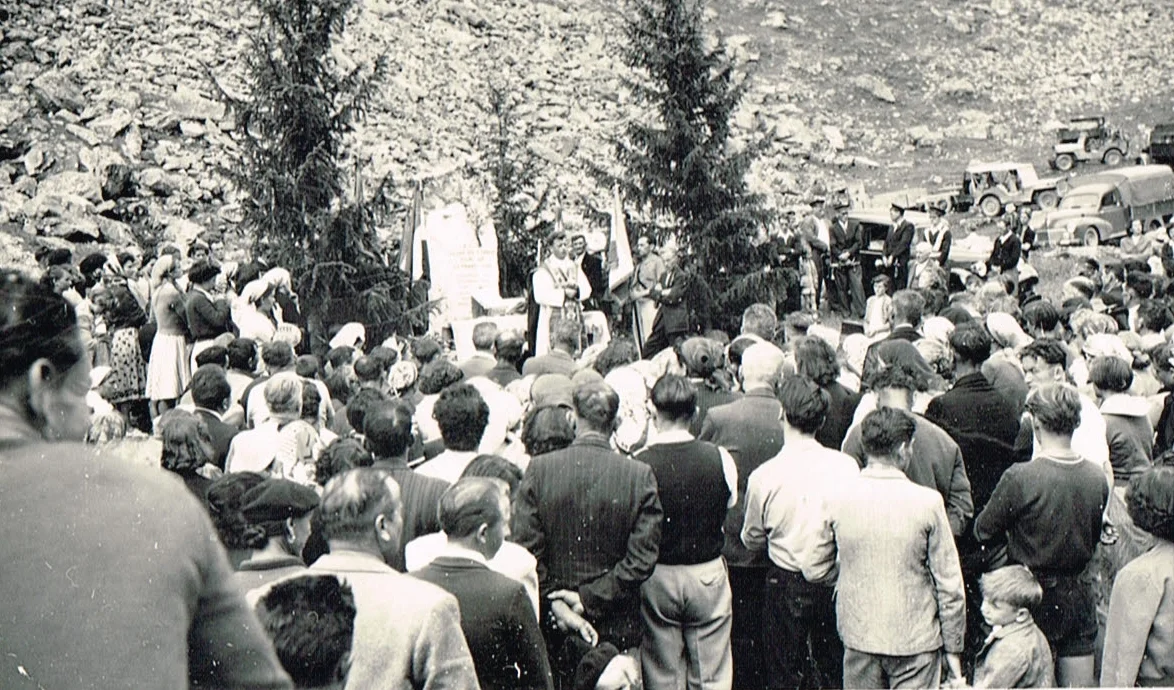 Juillet-août 1944. Première commémoration à Laval, et inauguration du monument le 6 août 1945.