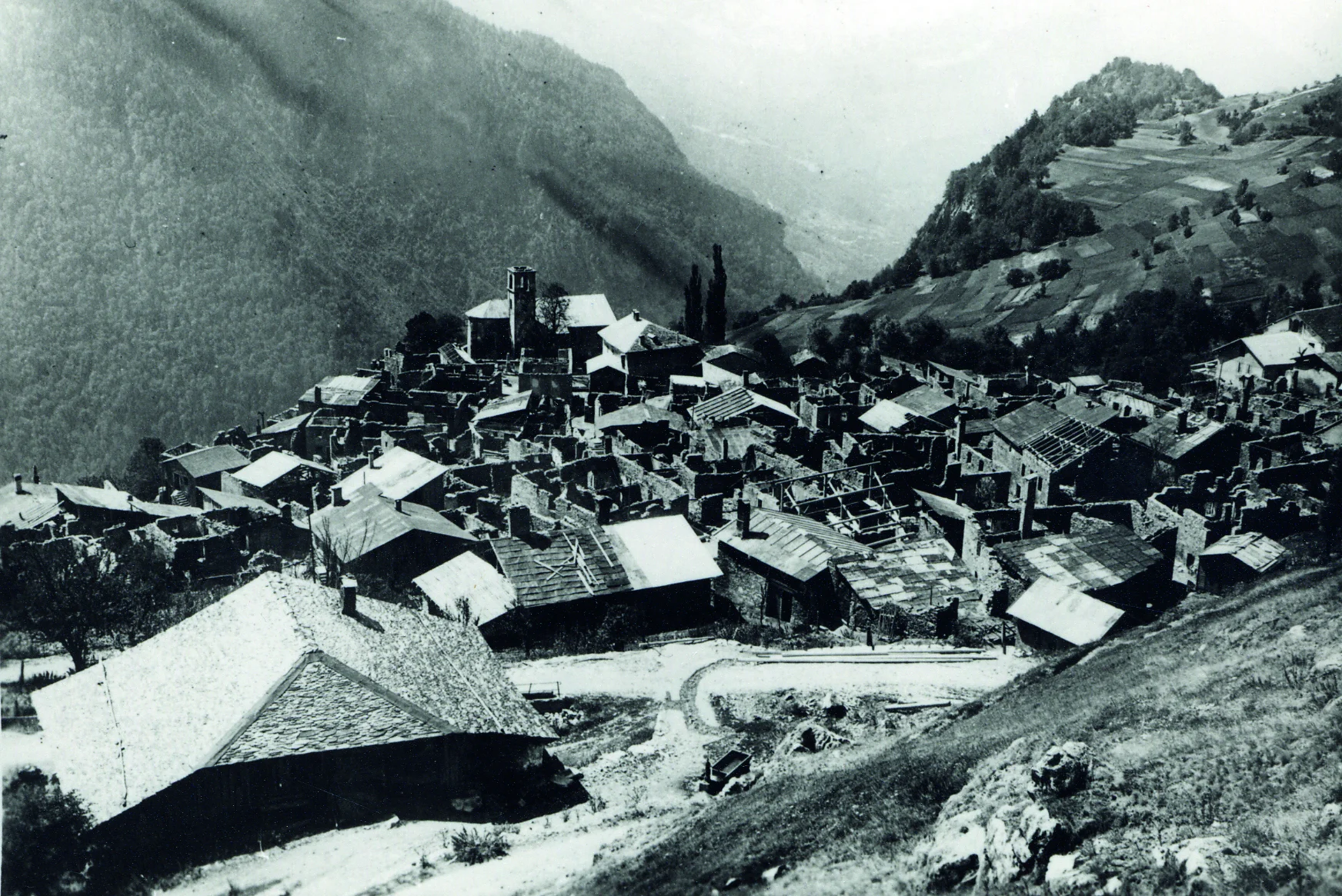 Juillet-août 1944. Le village de Montgirod incendié.