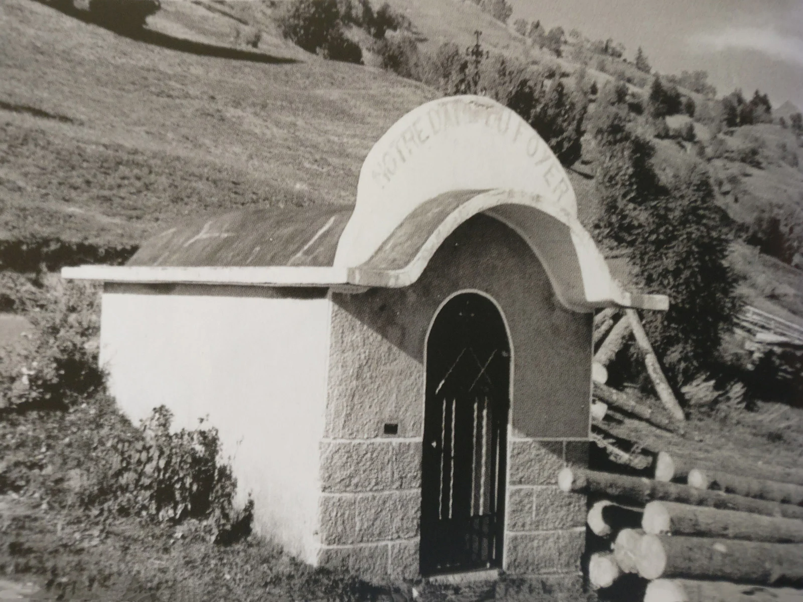Novembre 1943. La chapelle Notre Dame du Foyer construite pour la préservation de l’évacuation de juin 1940.