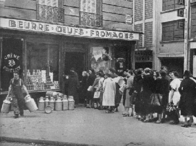 Novembre 1943. Queue devant les magasins pour se ravitailler.