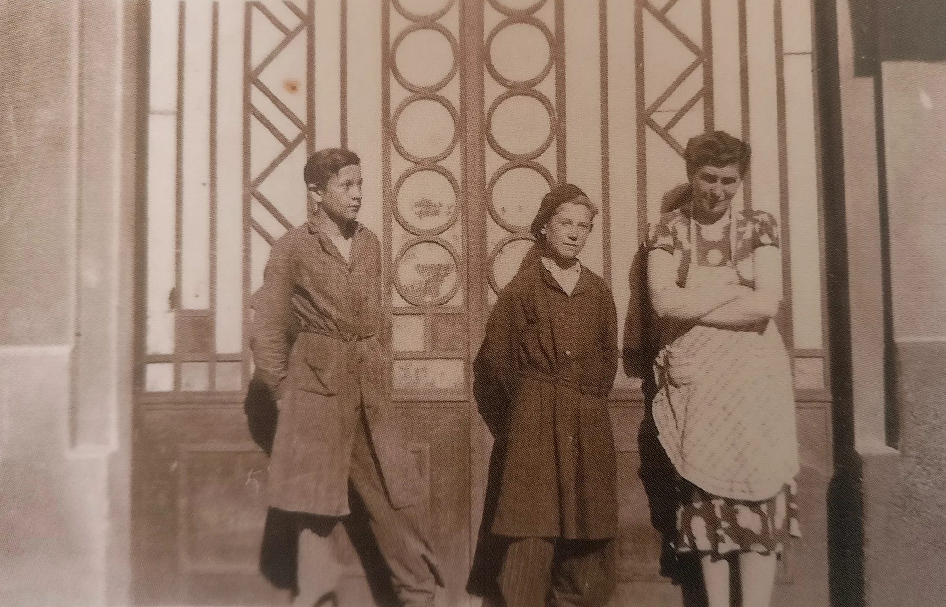 Septembre 1943. Chez Gallia, rue Flachet à Villeurbanne. Pierre Ducognon (à gauche) en compagnie de ses collègues de travail.