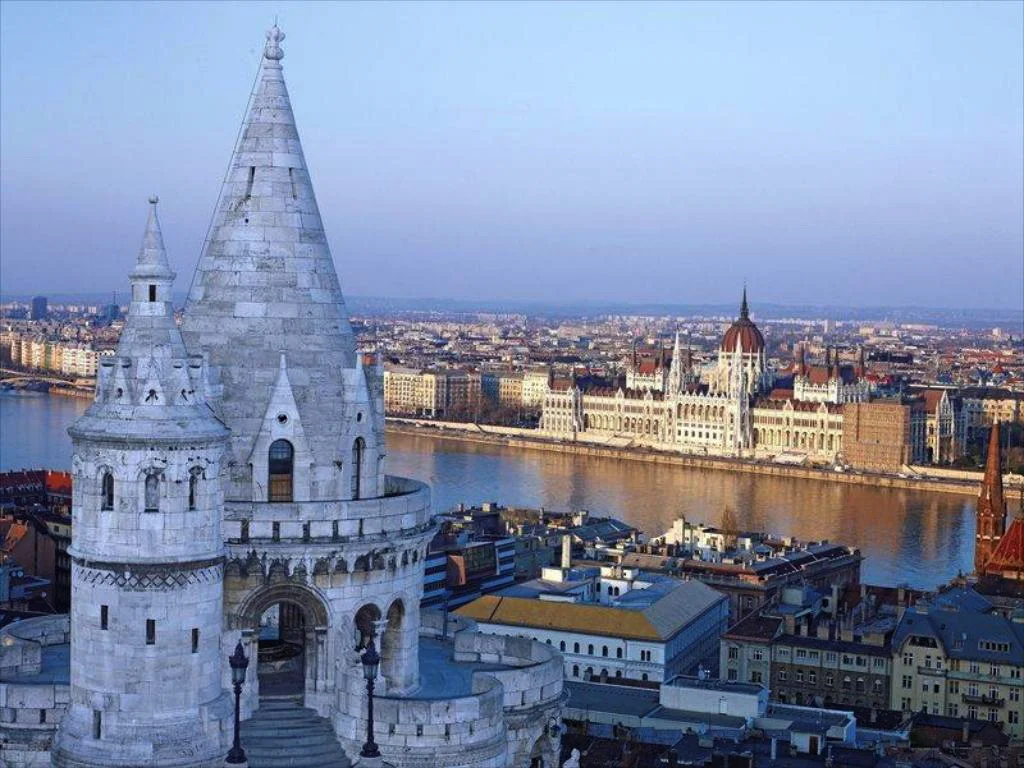 Budapest. Le Danube et le parlement depuis le château d’Eugène de Savoie.