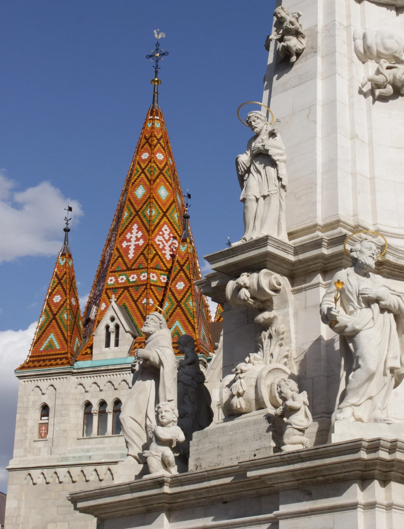 Budapest. Statue de la Trinité, en arrière-plan l’église Saint-Mathias.