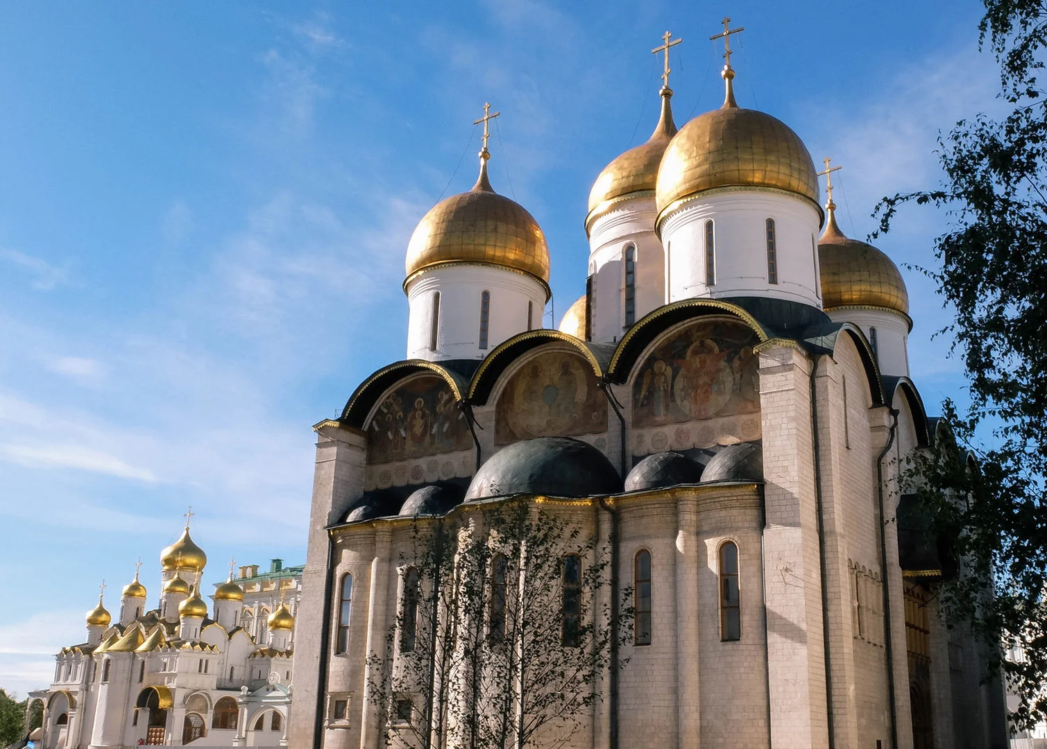 Moscou. Le Kremlin. La cathédrale de l’Assomption, au fond celle de l’Annonciation.
