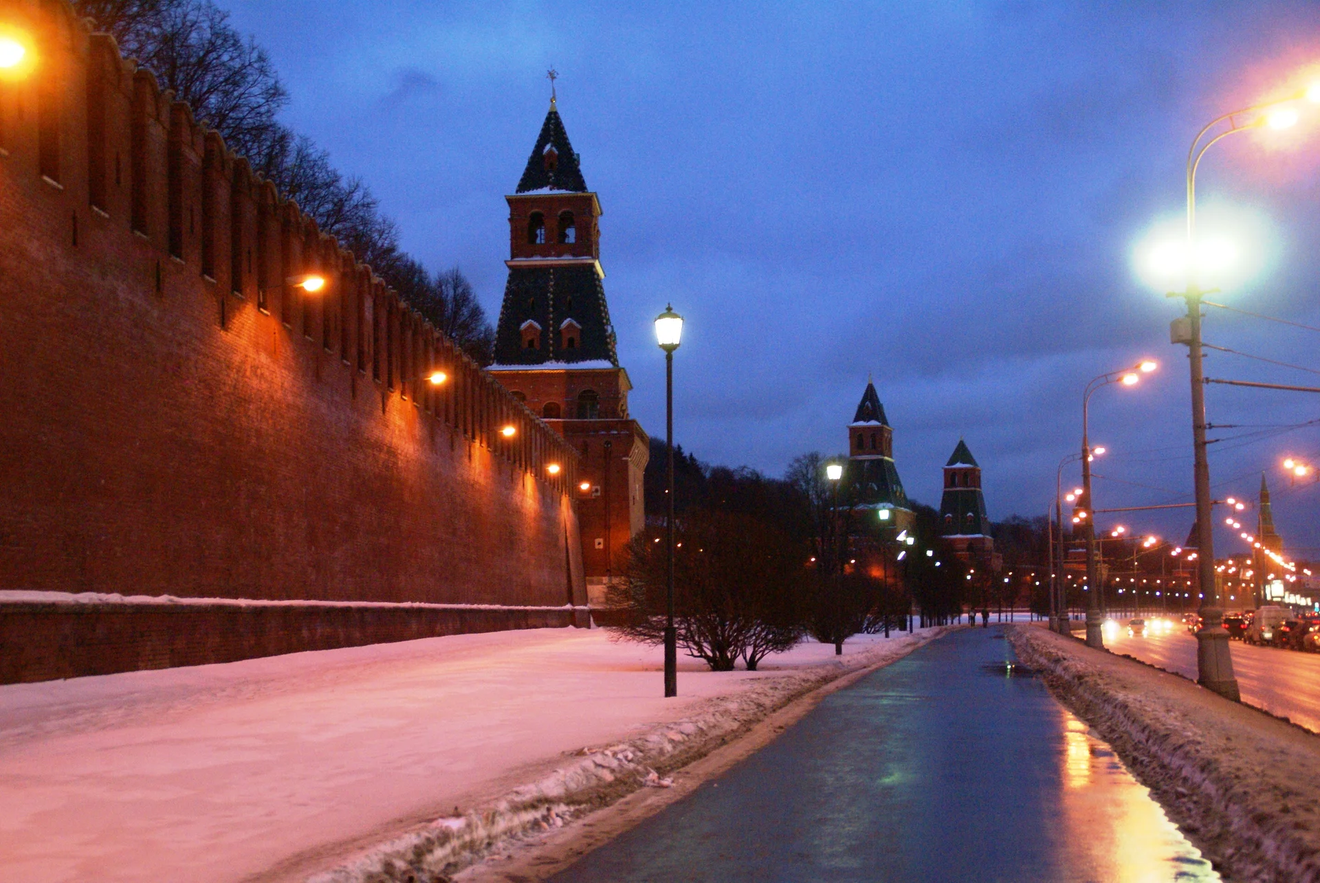 Moscou. Le Kremlin. Les remparts sur la Moscova de nuit.