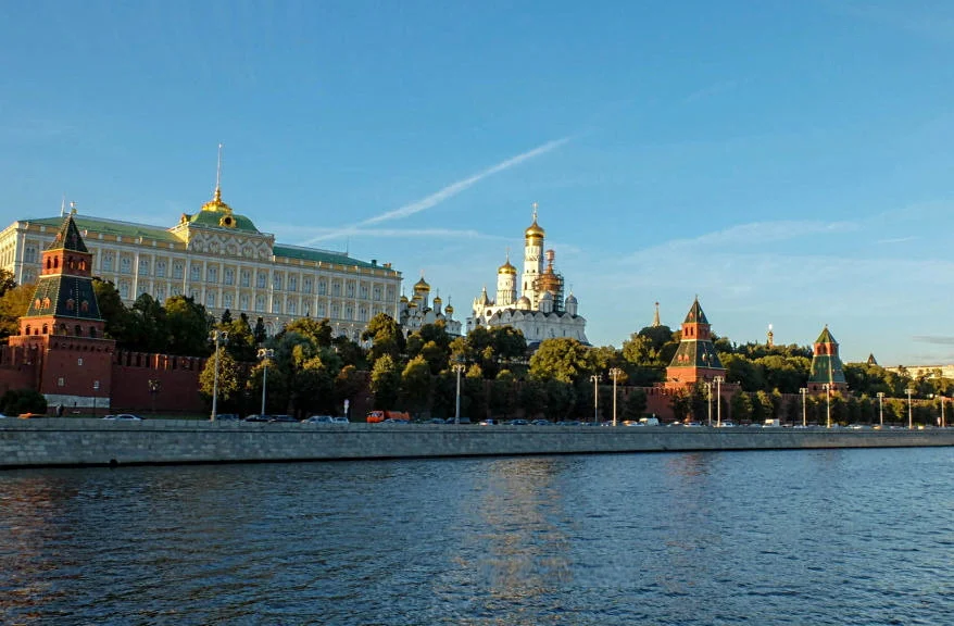 Moscou. Le Kremlin. Les remparts sur la Moscova.