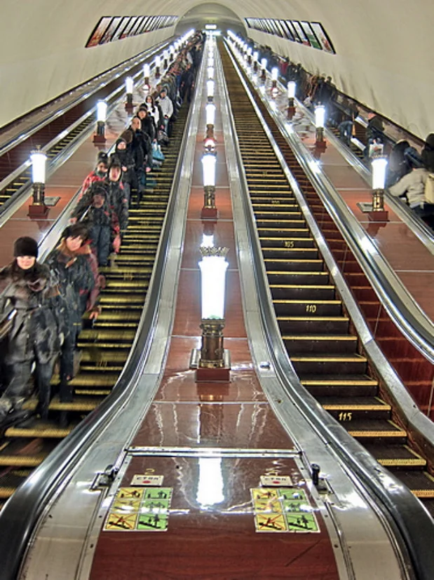 Moscou. Le Métro. Les interminables et impressionnants escaliers roulants.
