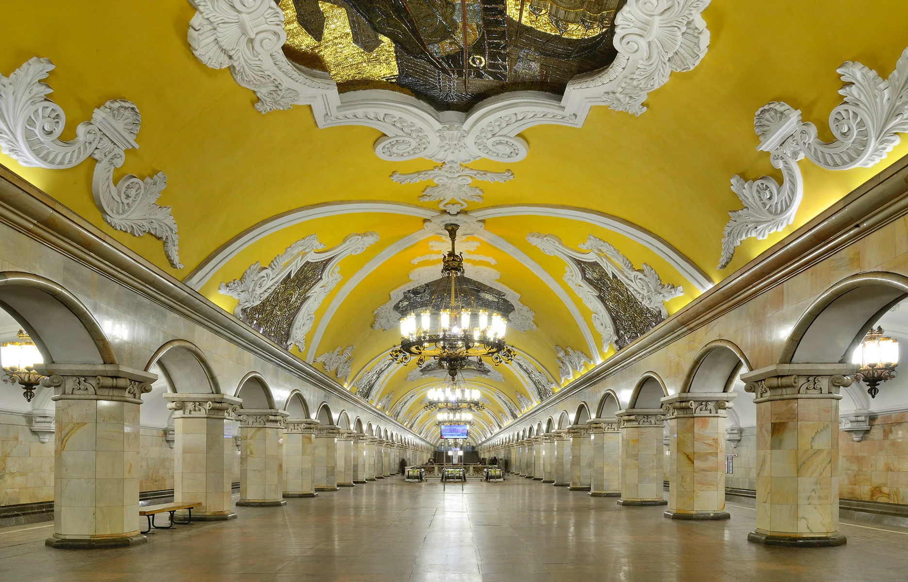 Moscou. Le métro. Station Komsomolskaia. Les quais.
