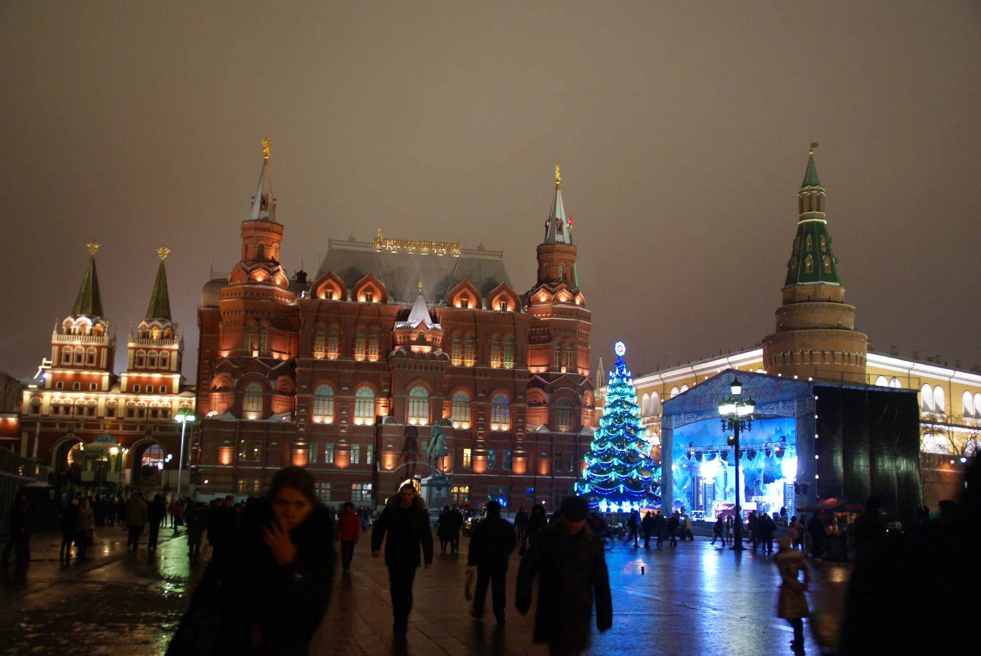 Moscou. La place du Manège à l’arrière du musée historique.