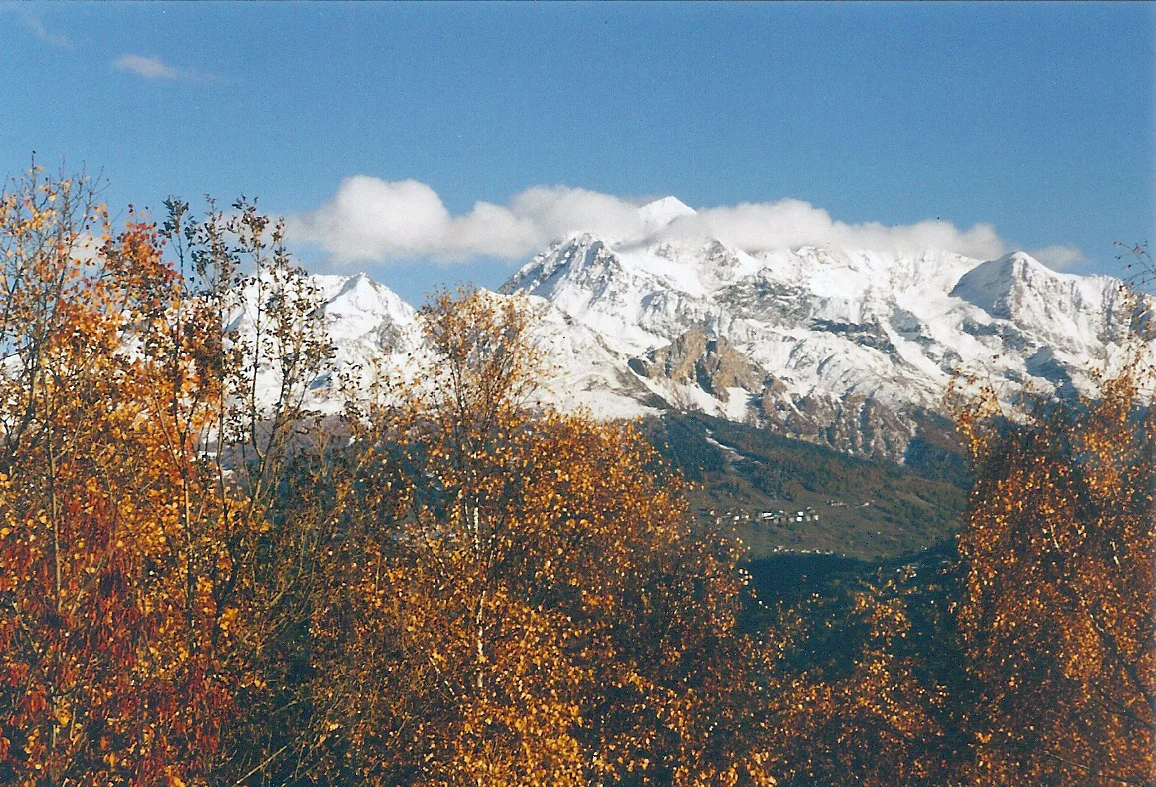Paysages en automne. La Mont Pourri enneigé.