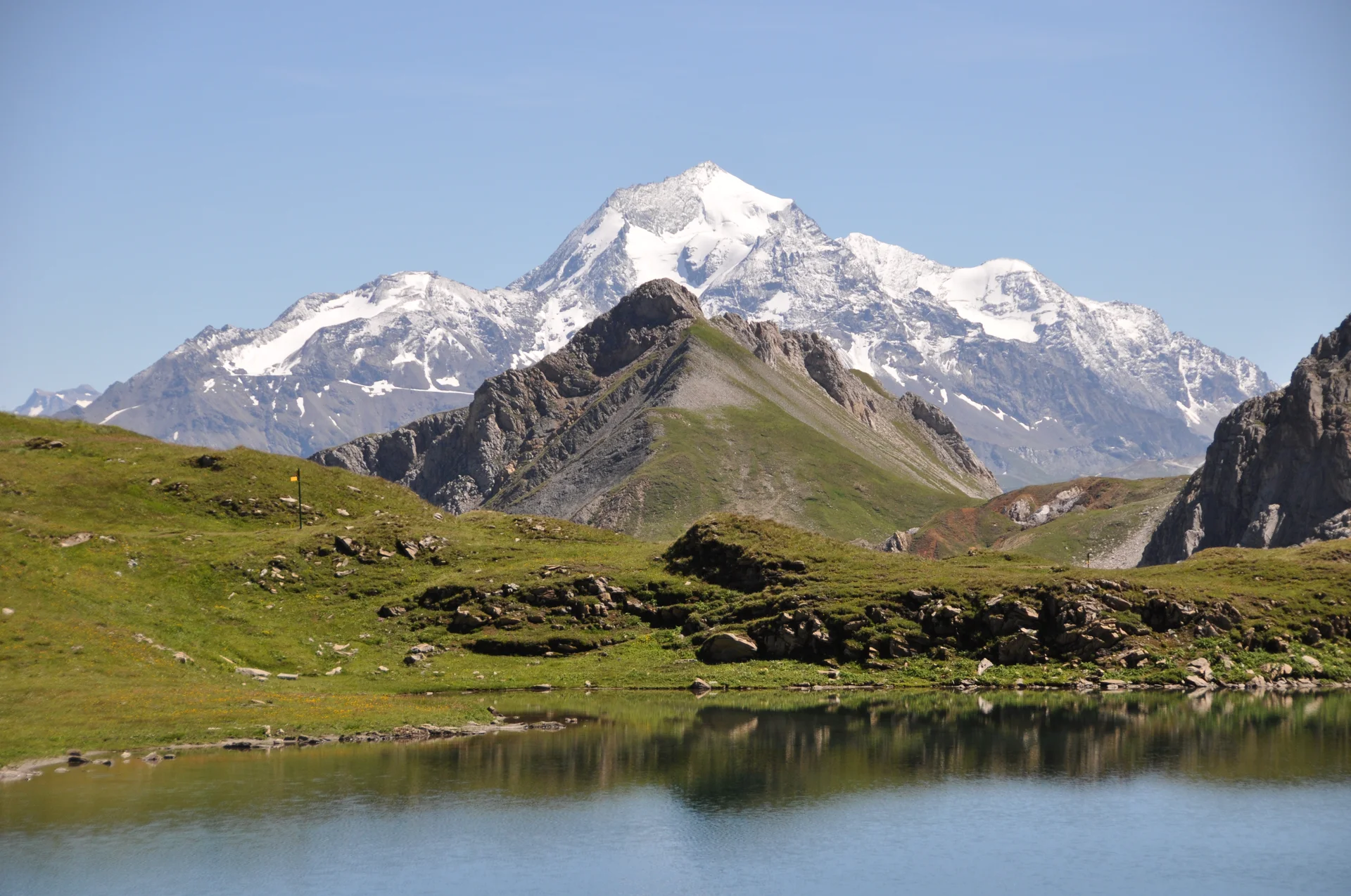 Paysages en été. Montée aux 5 lacs. Le Mont Blanc.