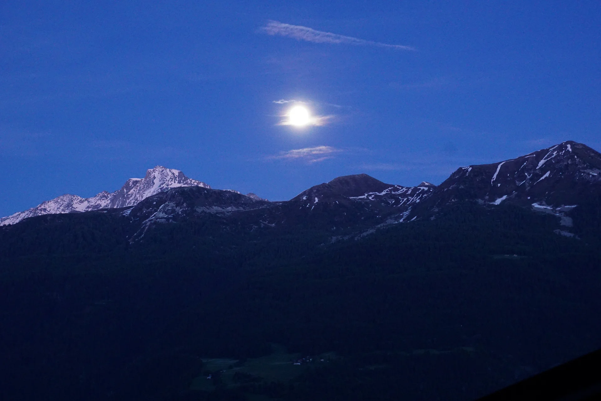 Paysages au printemps. Lever de lune sur le massif du Mont Pourri.