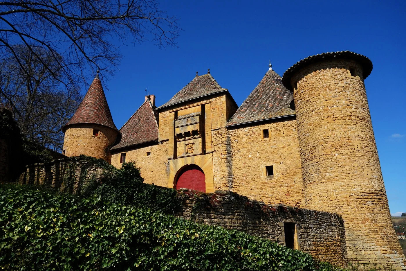 Beaujolais. Pierres dorées. Château de Montmelas